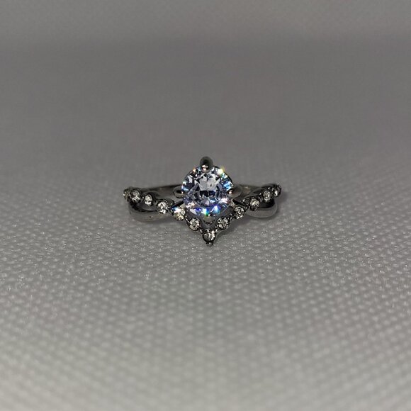 6 | NWOT | Elegant Cubic Zirconia V-Dip Ring - Picture 1 of 2
